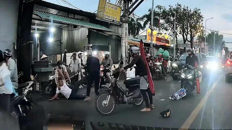 Xác minh vụ người đàn ông chở thùng bia bị thanh niên đấm liên tiếp vào mặt Xác minh vụ người đàn ông chở thùng bia bị thanh niên đấm liên tiếp vào mặt