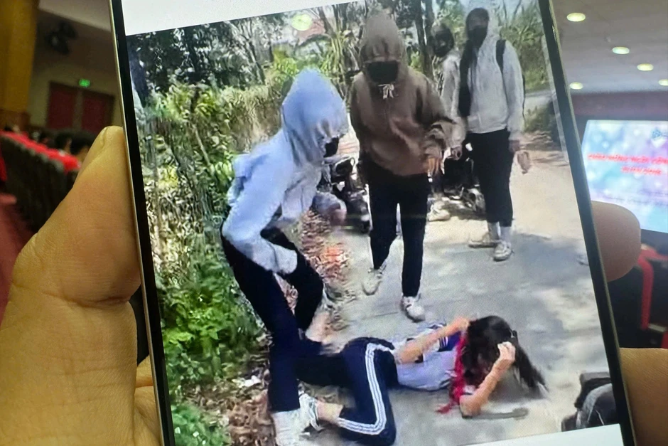 Xác minh vụ nữ sinh lớp 8 bị nhóm bạn đánh hội đồng ở Đồng Nai Xác minh vụ nữ sinh lớp 8 bị nhóm bạn đánh hội đồng ở Đồng Nai