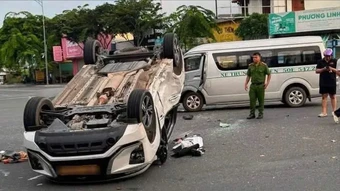 Xe 16 chỗ tông lật taxi, 9 người bị thương