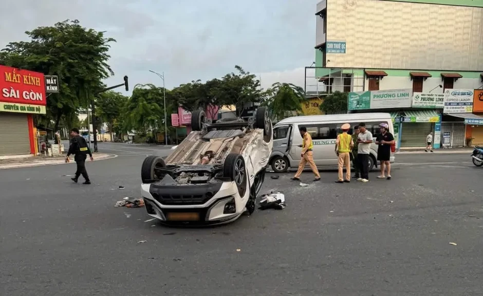 Xe 16 chỗ tông lật taxi, 9 người bị thương Xe 16 chỗ tông lật taxi, 9 người bị thương