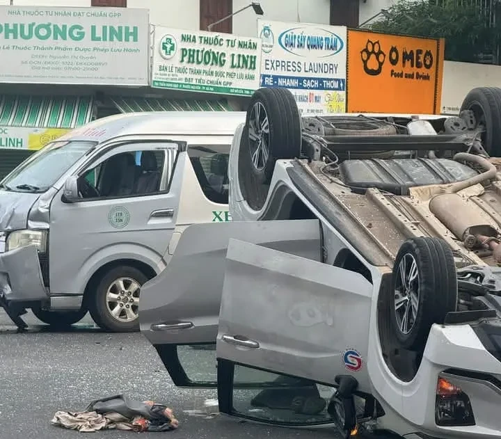 Xe 16 chỗ tông lật taxi, 9 người bị thương Xe 16 chỗ tông lật taxi, 9 người bị thương
