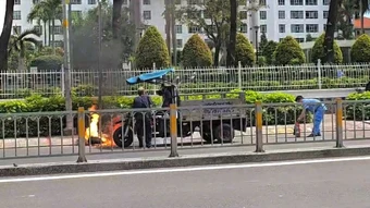 Xe ba gác bốc cháy trên đường Tạ Quang Bửu, tài xế nhanh trí khống chế ngọn lửa