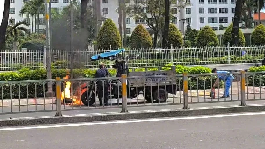 Xe ba gác bốc cháy trên đường Tạ Quang Bửu, tài xế nhanh trí khống chế ngọn lửa Xe ba gác bốc cháy trên đường Tạ Quang Bửu, tài xế nhanh trí khống chế ngọn lửa