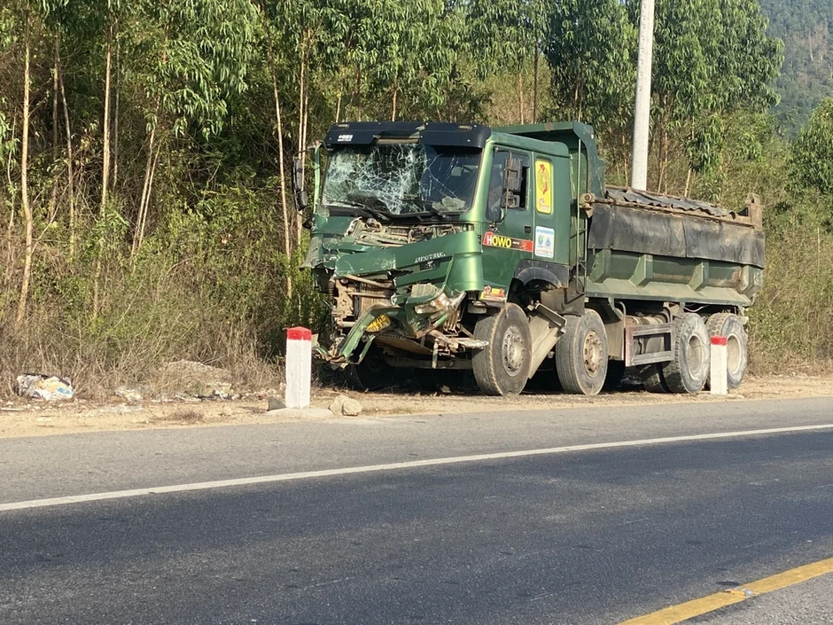 Xe ben tông xe khách lao xuống vực: 1 người tử vong, 2 người bị thương nặng Xe ben tông xe khách lao xuống vực: 1 người tử vong, 2 người bị thương nặng