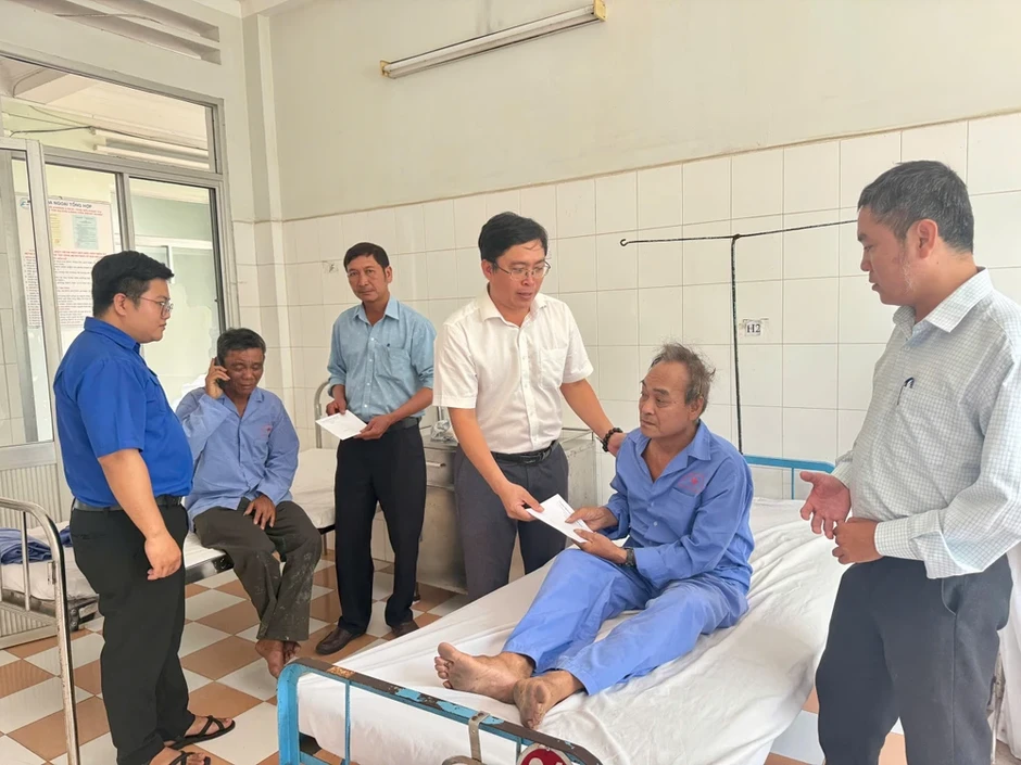 Xe ben tông xe khách lao xuống vực: 1 người tử vong, 2 người bị thương nặng Xe ben tông xe khách lao xuống vực: 1 người tử vong, 2 người bị thương nặng