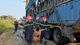 Xe container va chạm xe máy, 3 người tử vong