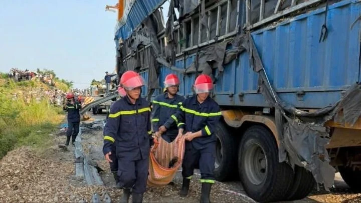 Xe container va chạm xe máy, 3 người tử vong Xe container va chạm xe máy, 3 người tử vong