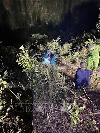 Xe khách lao xuống vực sâu trên đèo An Khê khiến 1 người tử vong, nhiều người bị thương Xe khách lao xuống vực sâu trên đèo An Khê khiến 1 người tử vong, nhiều người bị thương
