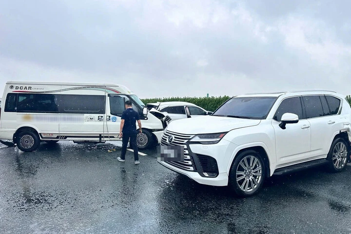 Xe Lexus chèn ép trên cao tốc: Hành vi 'dằn mặt' có thể gây tai nạn thảm khốc Xe Lexus chèn ép trên cao tốc: Hành vi 'dằn mặt' có thể gây tai nạn thảm khốc
