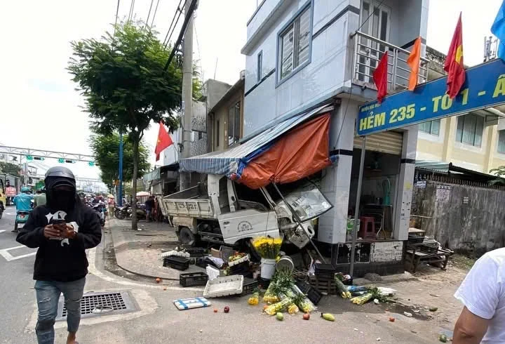 Xe tải chạy ngược chiều, lao lên vỉa hè tông sập sạp trái cây Xe tải chạy ngược chiều, lao lên vỉa hè tông sập sạp trái cây