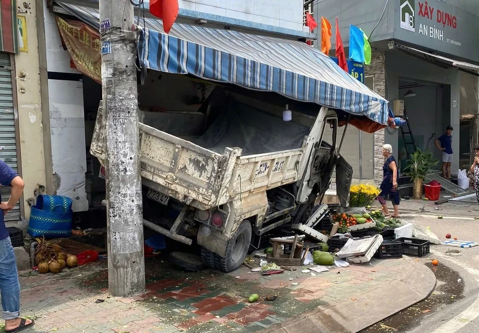 Xe tải chạy ngược chiều, lao lên vỉa hè tông sập sạp trái cây Xe tải chạy ngược chiều, lao lên vỉa hè tông sập sạp trái cây