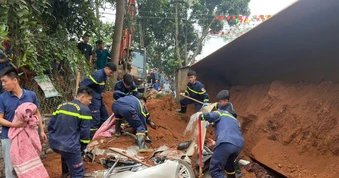 Xe tải chở đất bị lật vùi lấp ô tô con, xe máy làm cô giáo và 1 người dân tử vong