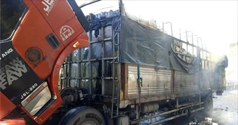Xe tải chở đầy hàng bốc cháy trên cao tốc La Sơn - Hòa Liên