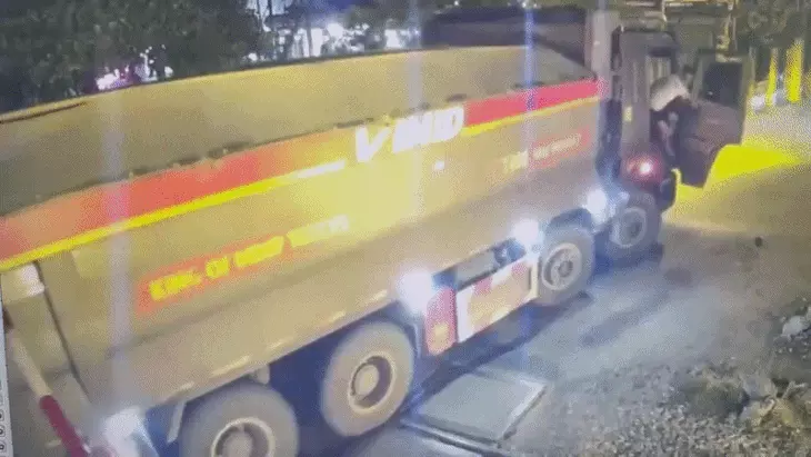 Xe tải cố vượt rào chắn, bị tàu SE19 húc văng: Cục CSGT đề nghị điều tra, đủ căn cứ sẽ khởi tố Xe tải cố vượt rào chắn, bị tàu SE19 húc văng: Cục CSGT đề nghị điều tra, đủ căn cứ sẽ khởi tố