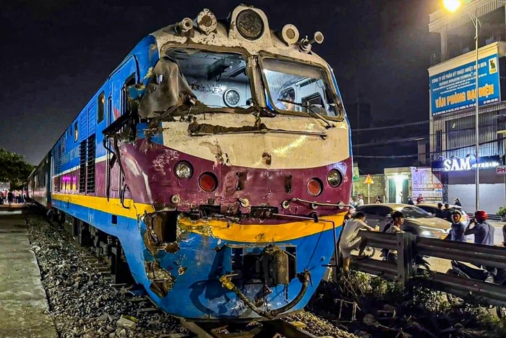 Xe tải cố vượt rào chắn, bị tàu SE19 húc văng: Cục CSGT đề nghị điều tra, đủ căn cứ sẽ khởi tố Xe tải cố vượt rào chắn, bị tàu SE19 húc văng: Cục CSGT đề nghị điều tra, đủ căn cứ sẽ khởi tố