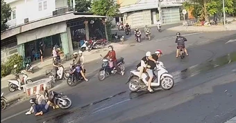 Xe tải làm đổ mỡ kéo dài trên đường khiến nhiều người đi xe máy bị trượt ngã