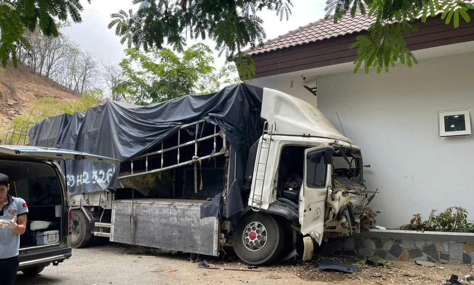 Xe tải rơi từ núi Tà Zôn trúng khu nhà ăn công nhân, 3 người tử vong Xe tải rơi từ núi Tà Zôn trúng khu nhà ăn công nhân, 3 người tử vong