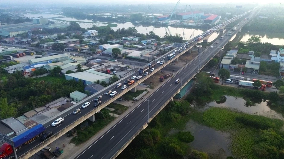 Xe về miền Tây tăng đột biến, CSGT mở làn khẩn cấp trên cao tốc TP.HCM – Trung Lương Xe về miền Tây tăng đột biến, CSGT mở làn khẩn cấp trên cao tốc TP.HCM – Trung Lương