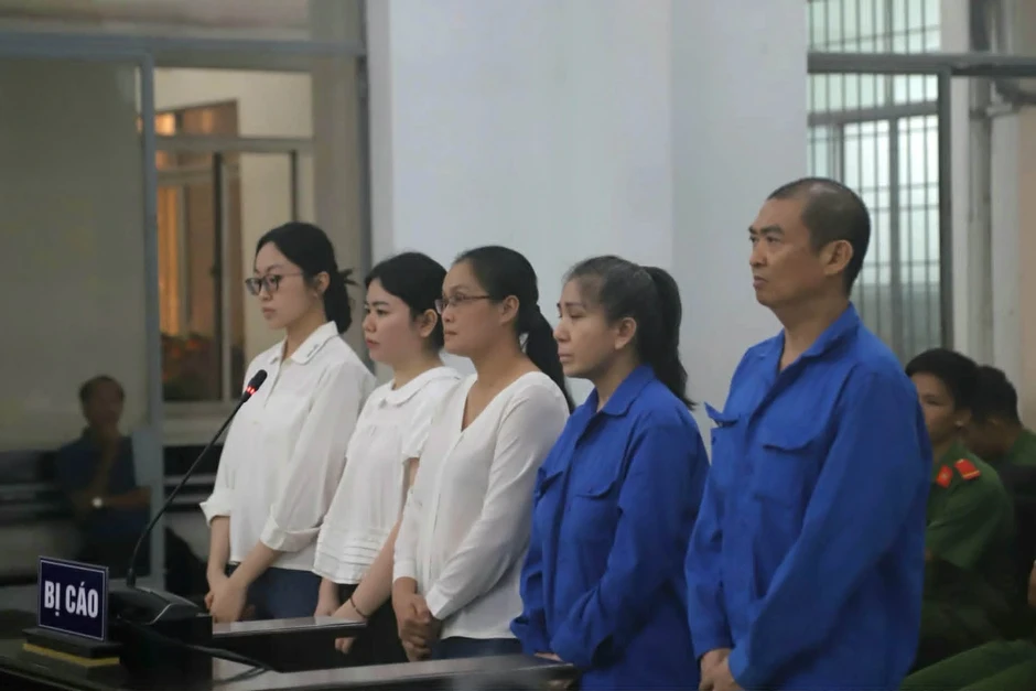 Xét xử 5 cựu cán bộ ngân hàng tham ô hơn 17 tỷ đồng Xét xử 5 cựu cán bộ ngân hàng tham ô hơn 17 tỷ đồng
