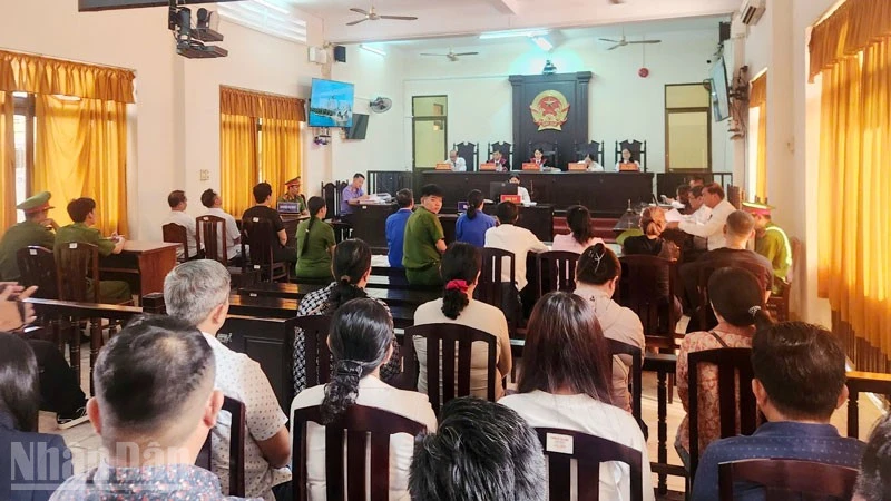 Xét xử nguyên Trưởng Công an Phú Quốc và đồng phạm lừa đảo hơn 67,7 tỷ đồng Xét xử nguyên Trưởng Công an Phú Quốc và đồng phạm lừa đảo hơn 67,7 tỷ đồng