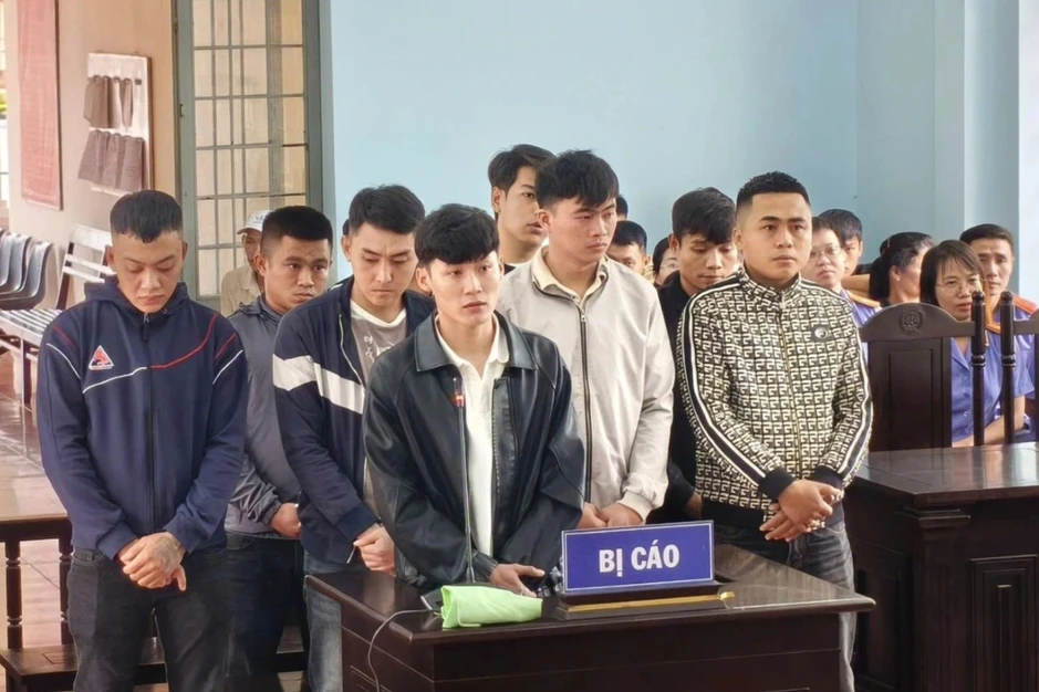 Xét xử nhóm bảo kê hội chợ nhận tiền trong nhà vệ sinh Xét xử nhóm bảo kê hội chợ nhận tiền trong nhà vệ sinh