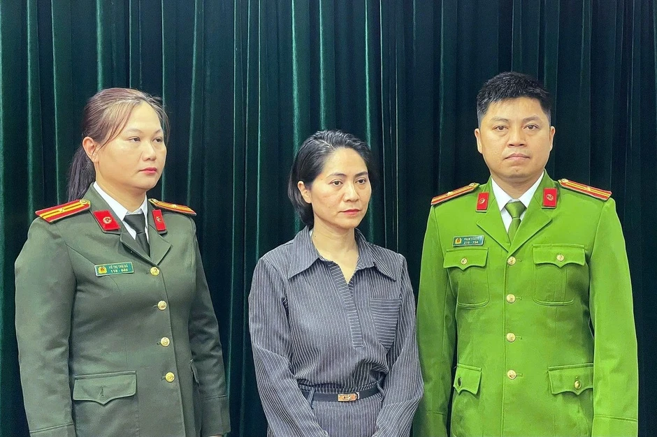Xét xử nữ giám đốc tổ chức chương trình "Về đây bốn cánh chim trời" Xét xử nữ giám đốc tổ chức chương trình "Về đây bốn cánh chim trời"