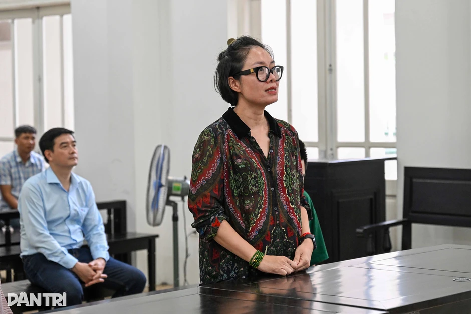 Xét xử "bà trùm" đồ hiệu bán kim cương, đồng hồ cũ, doanh thu 835 tỷ đồng Xét xử "bà trùm" đồ hiệu bán kim cương, đồng hồ cũ, doanh thu 835 tỷ đồng
