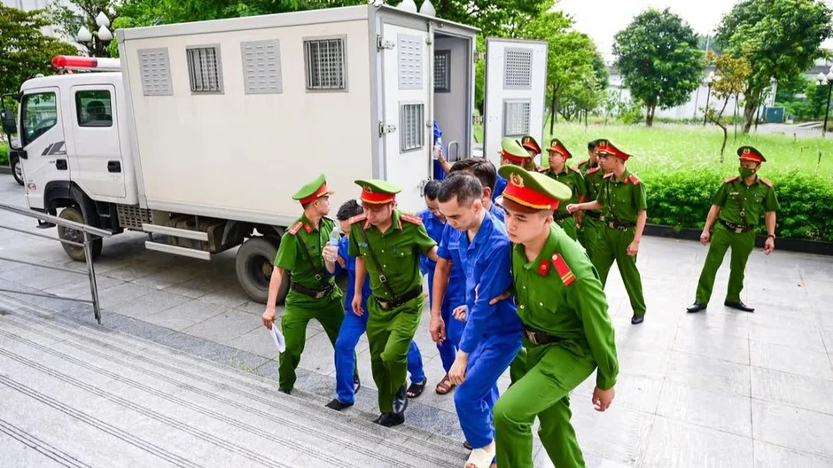Xét xử sơ thẩm cựu Thứ trưởng Nguyễn Bá Hoan và 27 bị cáo Xét xử sơ thẩm cựu Thứ trưởng Nguyễn Bá Hoan và 27 bị cáo