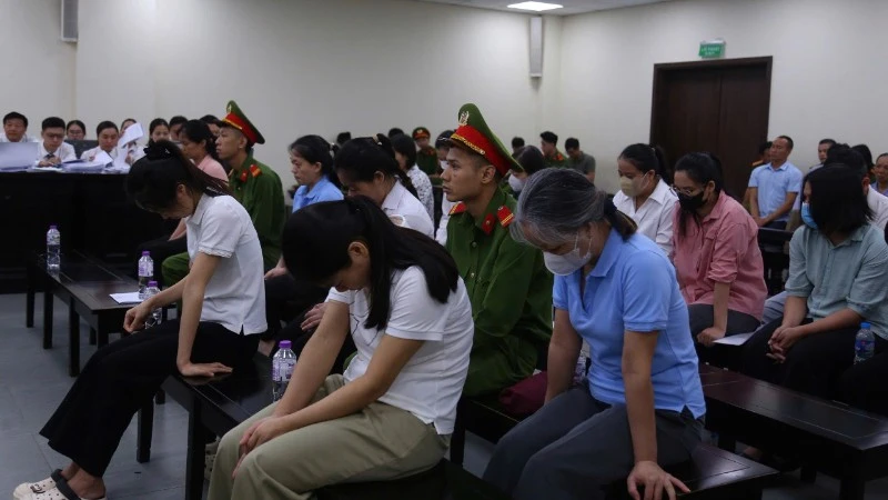 Xét xử vụ án làm giả hàng triệu sản phẩm bảo vệ sức khỏe giả Xét xử vụ án làm giả hàng triệu sản phẩm bảo vệ sức khỏe giả