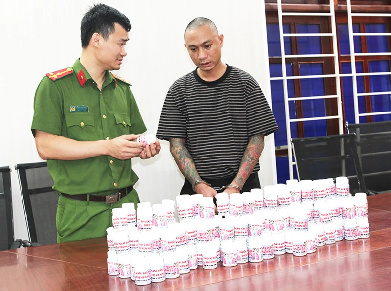 Xịt sơn quảng cáo, bán thuốc nam giả “100% khỏi hen suyễn” Xịt sơn quảng cáo, bán thuốc nam giả “100% khỏi hen suyễn”
