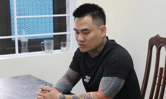 Xông vào quán cà phê chém người