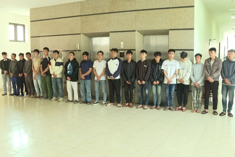 Xông vào trụ sở công an quay video, hò hét vì thông tin bịa đặt Xông vào trụ sở công an quay video, hò hét vì thông tin bịa đặt