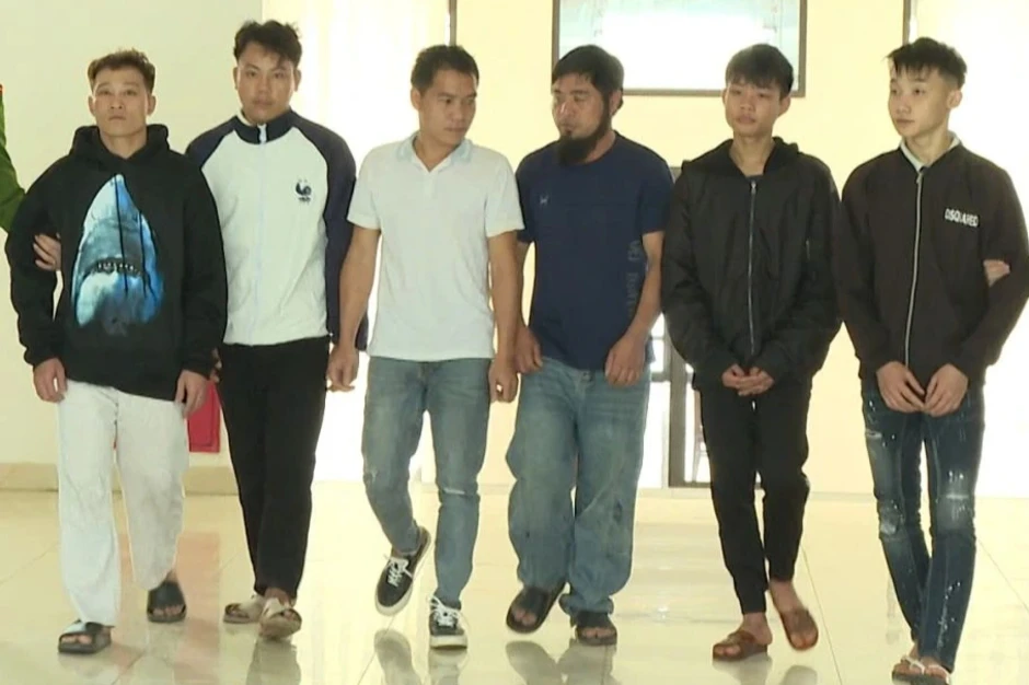 Xông vào trụ sở công an quay video, hò hét vì thông tin bịa đặt Xông vào trụ sở công an quay video, hò hét vì thông tin bịa đặt