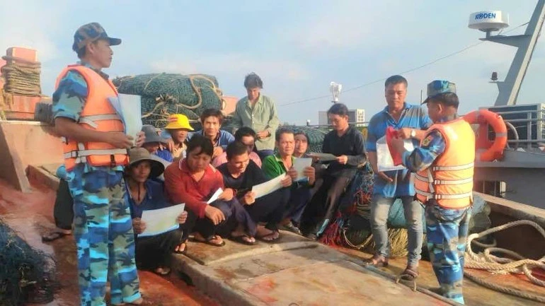 Xử lý hai phương tiện khai thác thủy sản sai vùng quy định