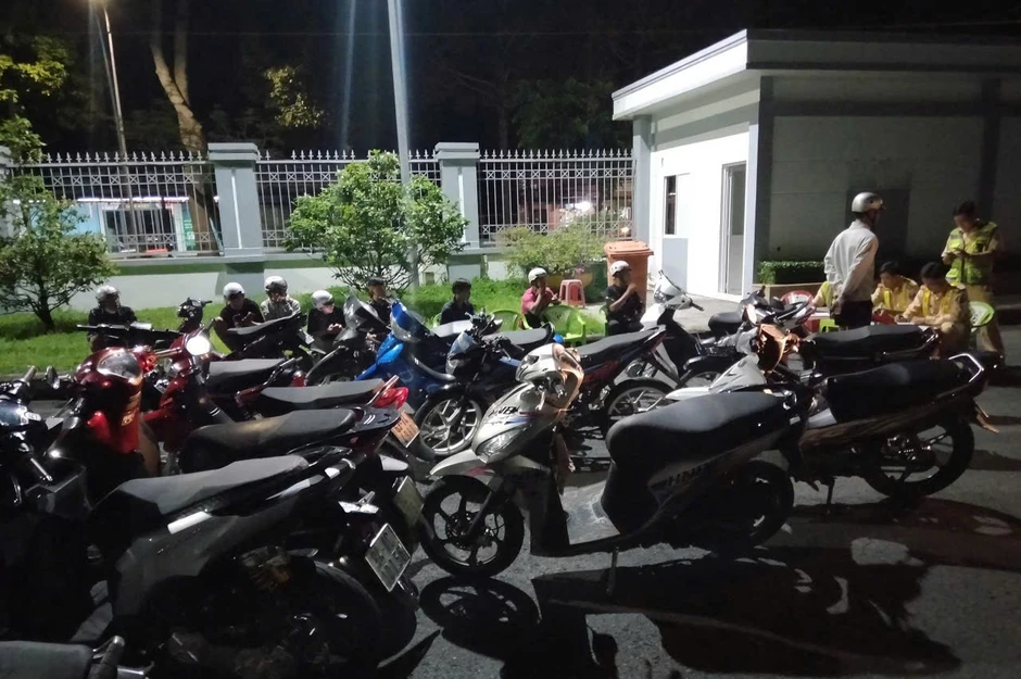 Xử lý hàng chục đối tượng chạy xe máy rú ga, nẹt pô