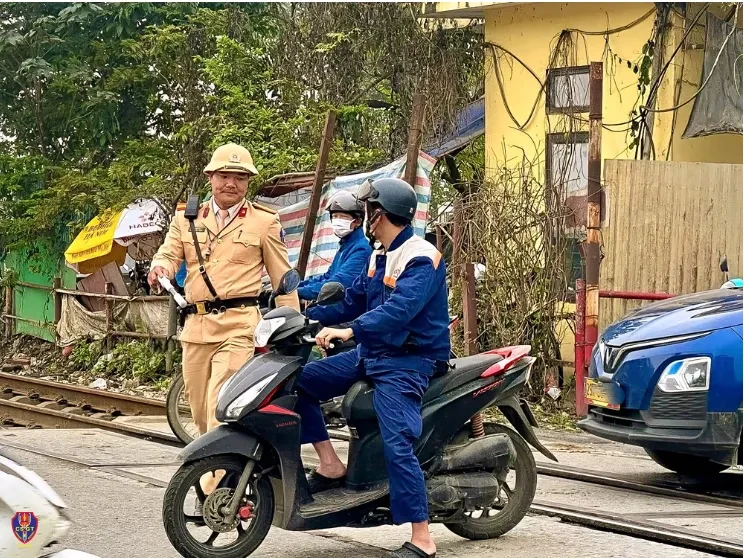 Xử lý nghiêm 137 trường hợp vi phạm tại đường ngang qua đường sắt Xử lý nghiêm 137 trường hợp vi phạm tại đường ngang qua đường sắt