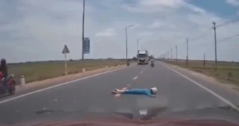 Xử lý người phụ nữ dang hai tay rồi nằm ngang giữa đường chặn ô tô