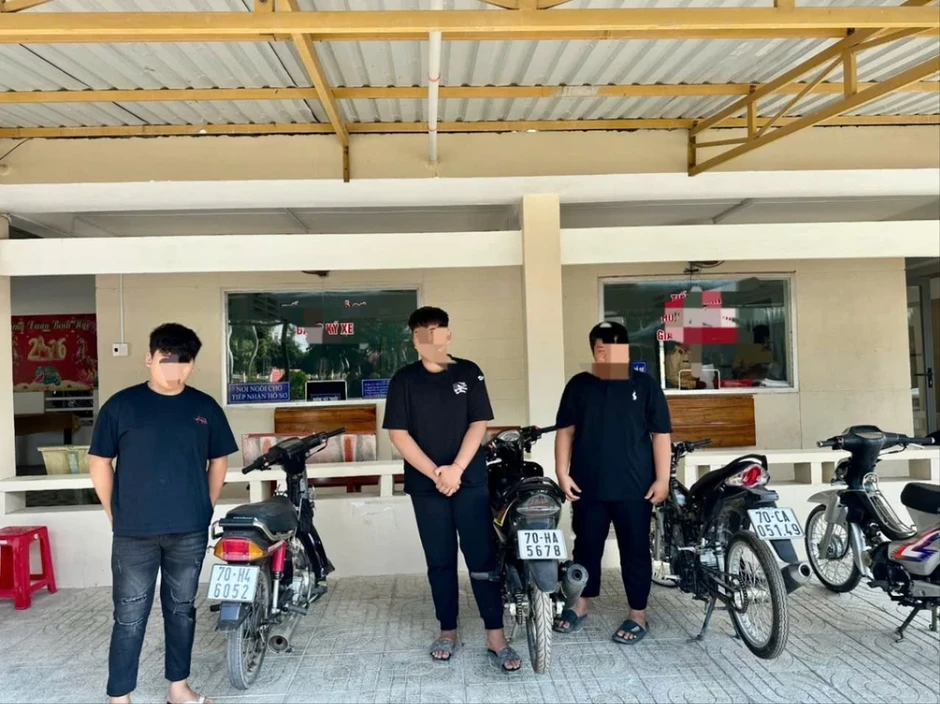 Xử lý nhóm thiếu niên 'bốc đầu' xe máy, quay clip đăng lên mạng Xử lý nhóm thiếu niên 'bốc đầu' xe máy, quay clip đăng lên mạng