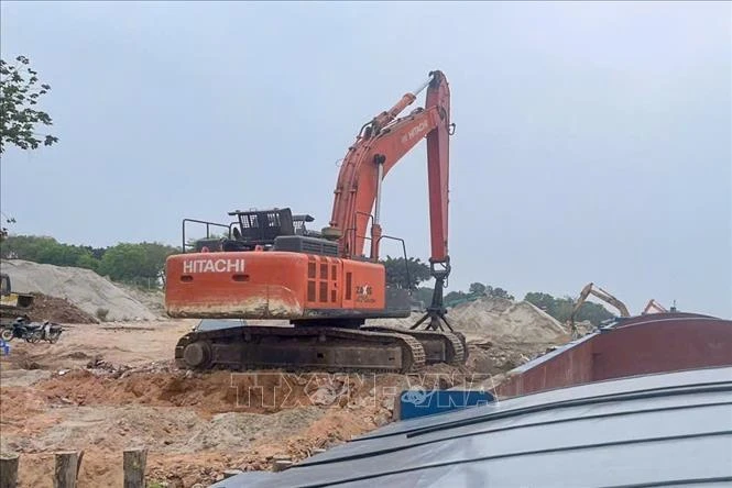 Xử lý phương tiện chở cát không rõ nguồn gốc trên sông Hồng Xử lý phương tiện chở cát không rõ nguồn gốc trên sông Hồng