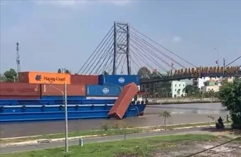 Xử lý phương tiện làm rơi container trên tuyến kênh Chợ Gạo