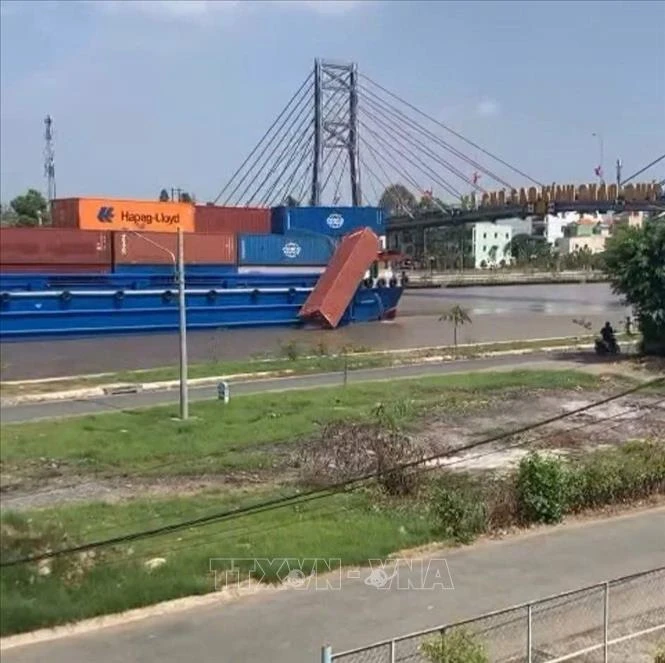 Xử lý phương tiện làm rơi container trên tuyến kênh Chợ Gạo Xử lý phương tiện làm rơi container trên tuyến kênh Chợ Gạo