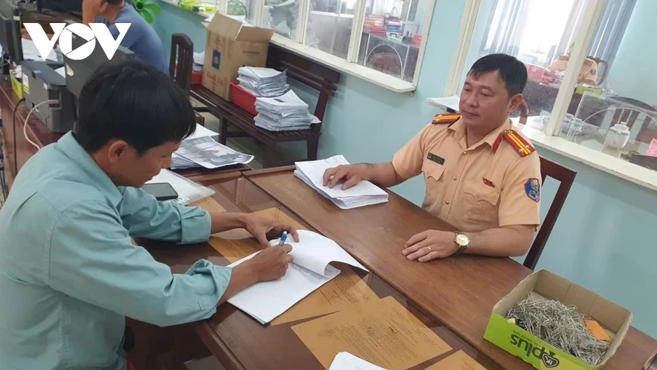 Xử phạt hai tài xế điều khiển phương tiện chạy ngược chiều ở Đồng Tháp Xử phạt hai tài xế điều khiển phương tiện chạy ngược chiều ở Đồng Tháp