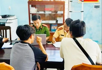 Xử phạt hai tài xế xe bán tải chở gần 20 người trên thùng xe