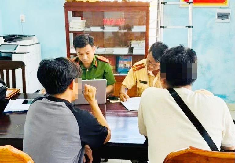 Xử phạt hai tài xế xe bán tải chở gần 20 người trên thùng xe Xử phạt hai tài xế xe bán tải chở gần 20 người trên thùng xe