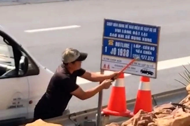 Xử phạt người cạo xóa số đường dây nóng trên cao tốc Bắc - Nam Xử phạt người cạo xóa số đường dây nóng trên cao tốc Bắc - Nam