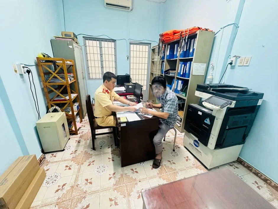 Xử phạt người cha giao con trai 4 tuổi cầm lái ca nô Xử phạt người cha giao con trai 4 tuổi cầm lái ca nô