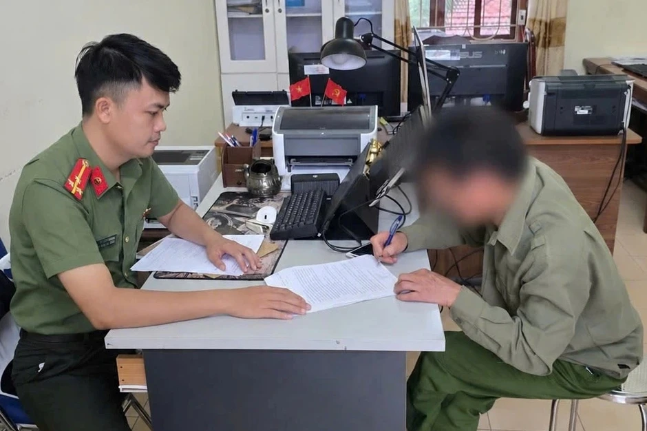 Xử phạt người đàn ông chia sẻ thông tin xuyên tạc, bôi nhọ lãnh đạo Xử phạt người đàn ông chia sẻ thông tin xuyên tạc, bôi nhọ lãnh đạo