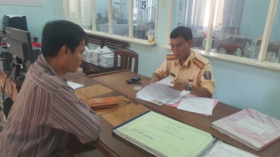 Xử phạt tài xế điều khiển xe tải lưu thông ngược chiều Xử phạt tài xế điều khiển xe tải lưu thông ngược chiều