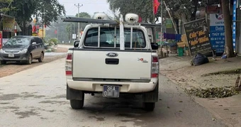 Xử phạt tài xế ô tô biển xanh chở hàng cồng kềnh