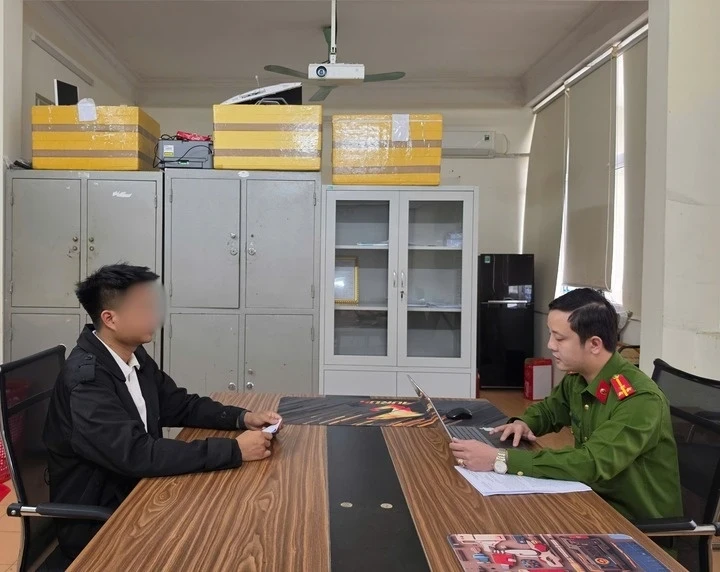 Xử phạt tài xế trong vụ chặn đường, thách thức 'đỗ đến mai' ở Hà Tĩnh Xử phạt tài xế trong vụ chặn đường, thách thức 'đỗ đến mai' ở Hà Tĩnh